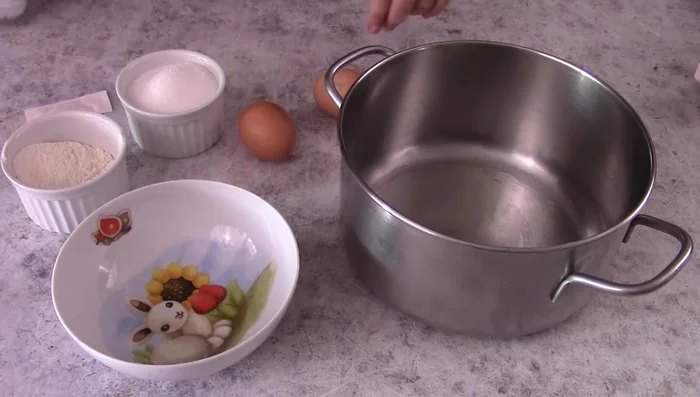 Prepare the cream: Heat milk with vanilla. In a bowl, whisk eggs and flour. Add to the milk and cook, stirring constantly, until thickened (at least 5 minutes).