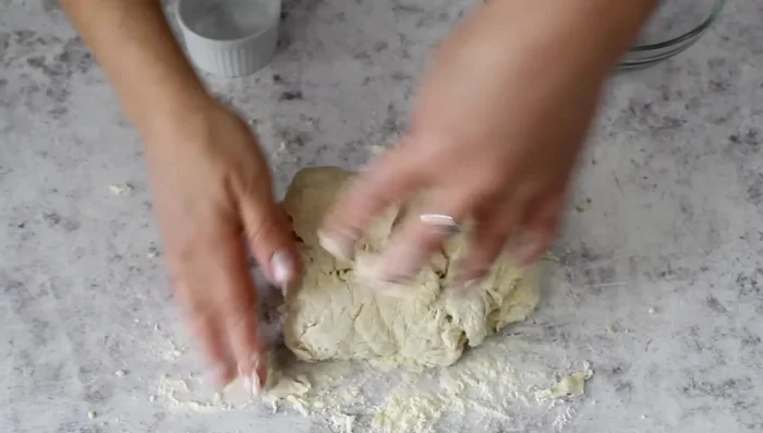 Knead the dough: Add 8g of salt and knead the dough for 5-10 minutes until smooth.