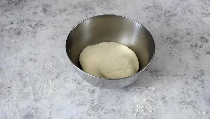 Let the dough rise: Place the dough in a lightly greased bowl, cover with film and a tea towel, and let it rise in a warm place (oven with light on or fryer basket with fermentation program) for 2-3 hours.