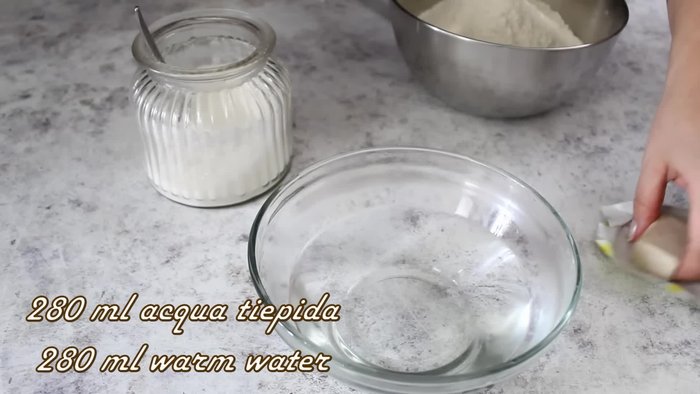 Prepare the yeast: Dissolve 8g of brewer's yeast in 280ml of lukewarm water (30-35°) with 1 teaspoon of sugar.