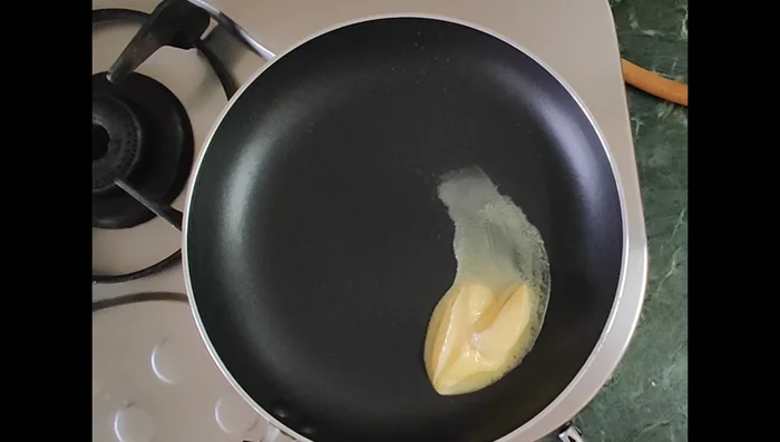 In a pan, melt butter. Add flour and fry until light brown and fragrant.