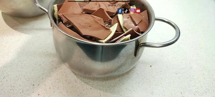 Add the milk to the chopped chocolate.