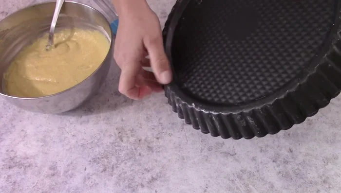 Pour the mixture into the tart pan and spread evenly. Bake at 180°C for 18 minutes.