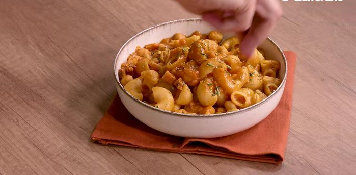 Plate the pasta, garnish with chopped rosemary and black pepper.