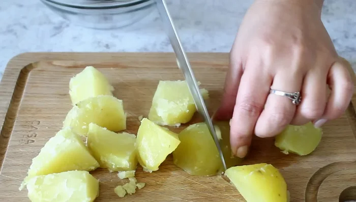 Cut cooked potatoes into pieces. Combine with asparagus, 60g drained tuna, and a hard-boiled egg.