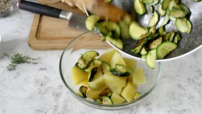 Combine 200g boiled potatoes with sautéed courgettes, sliced grilled chicken, and mixed seeds.