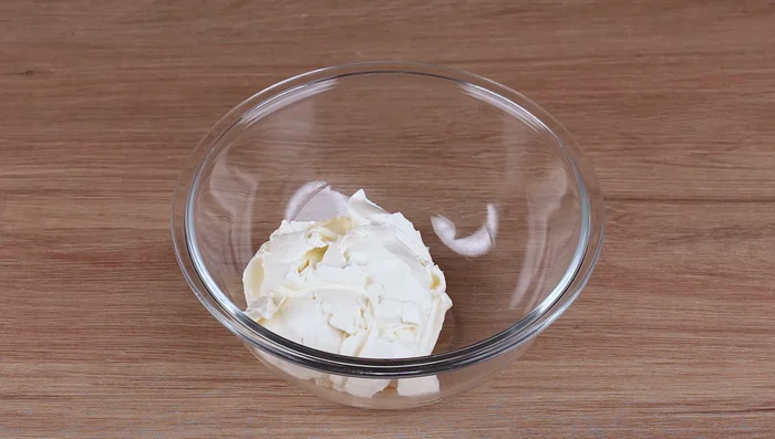 In a bowl, mix 300g cream cheese, 100g Parmesan cheese, 150g mozzarella cheese, and 1 teaspoon of oregano.