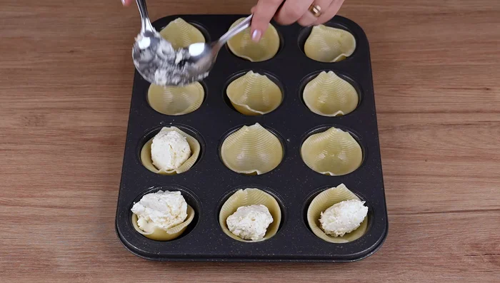 Fill each pasta shell with 1 tbsp of the cheese mixture.