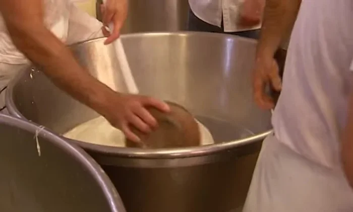 Prepare the pizza dough. (Laying the pizza base)