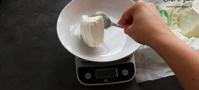 Prepare the ricotta cream: Mix 250g ricotta, 2-3 tablespoons of milk, and icing sugar to taste.