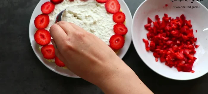 Spread the ricotta cream on the cake slices, add chopped strawberries in the center, and decorate as desired.