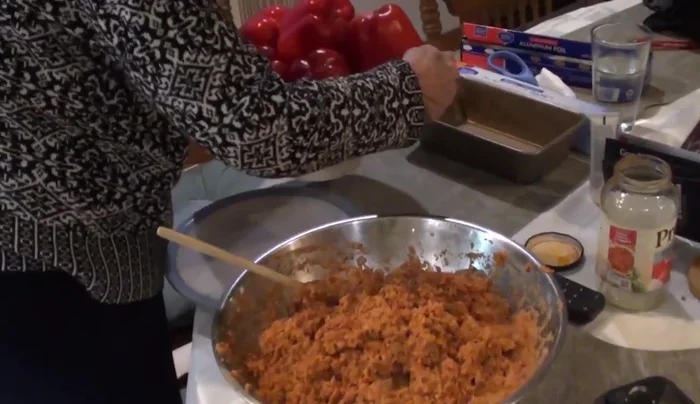 Core and clean the bell peppers, removing all seeds (511.719).