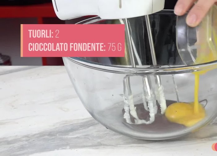 Work the two egg yolks with 75 g of melted dark chocolate.