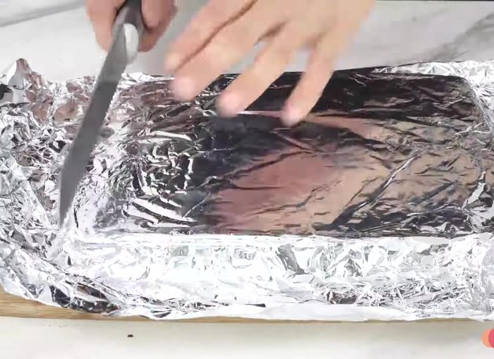 Once the cake is cold, cut it into squares.