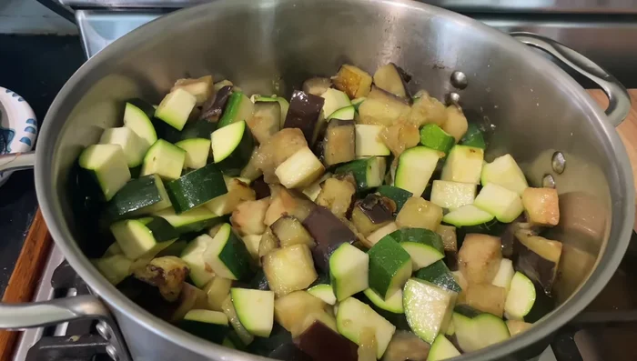 Add zucchini, stir well from the bottom up.
