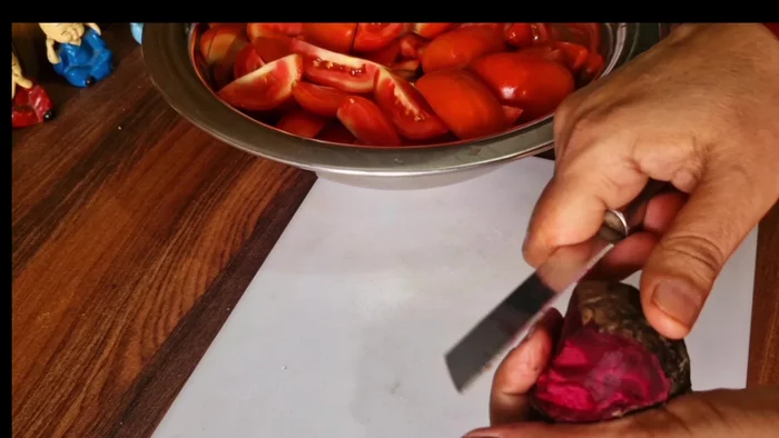 Wash and cut 1 kg of tomatoes into four parts each. Add 10-12 cloves of garlic, 1 tablespoon of salt, and 1 cup of water. Boil until soft (only one boil).