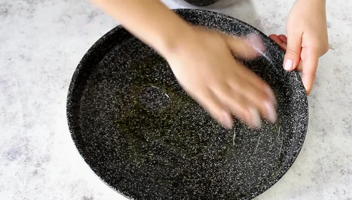 Grease a 30cm cake tin and gently place the risen dough inside. Let rest for 10-15 minutes.