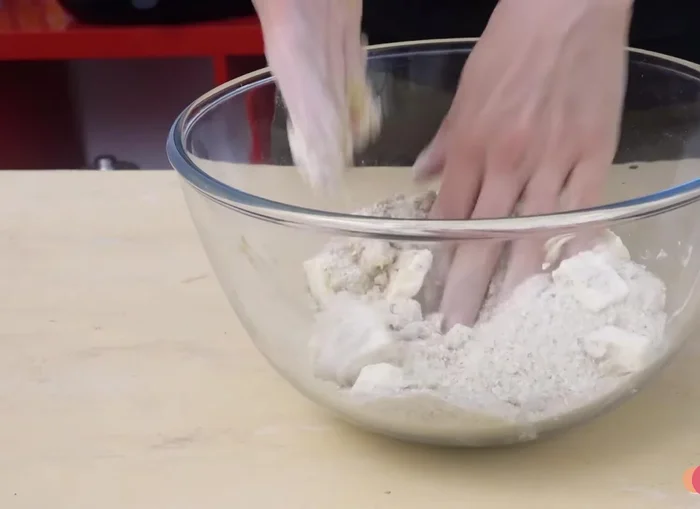 Knead until you obtain a mixture similar to shortcrust pastry.