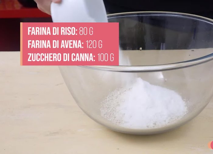Mix 80g rice flour, 120g oat flour, and 100g brown sugar in a bowl.