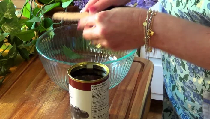 Prepare the ingredients: Slice olives if large. Halve cherry tomatoes. Chop sundried tomatoes if using.