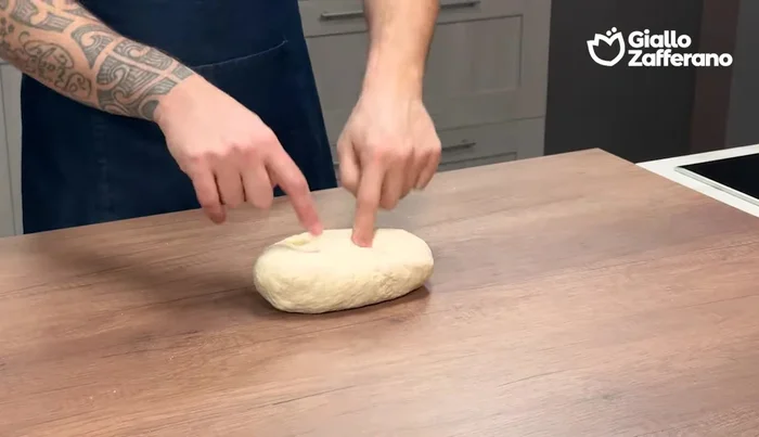 Divide the dough into eight parts.
