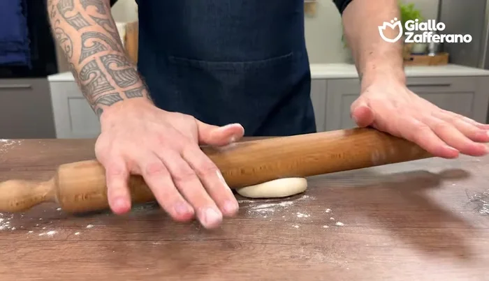 Roll out each dough ball to a diameter of about 20 cm and a thickness of half a centimeter.
