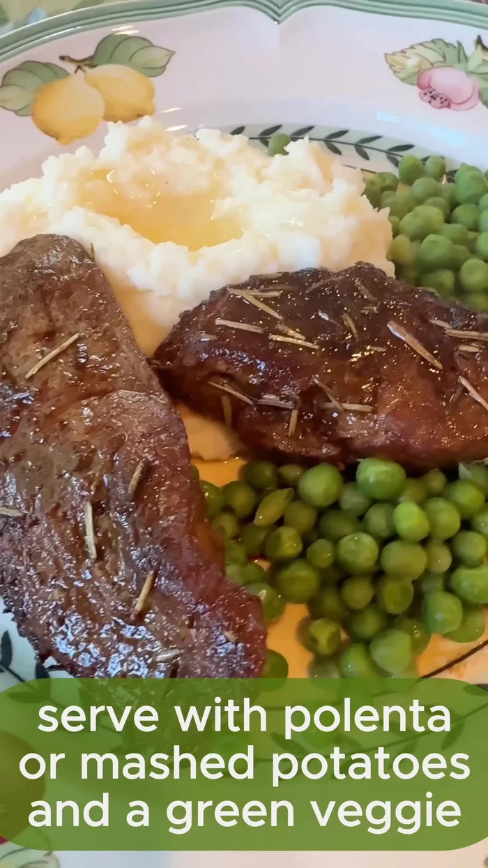 Serve the ribs with palenta or mashed potatoes, butter, and a green vegetable.