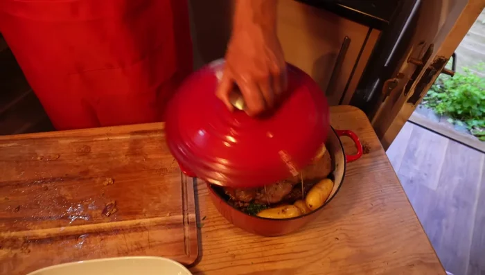 Final oven roasting: Roast the stuffed duck with vegetables for 40 minutes with the lid on, then remove the lid and continue roasting for 20 minutes more. Spread raspberry jam on top during the last 20 minutes.