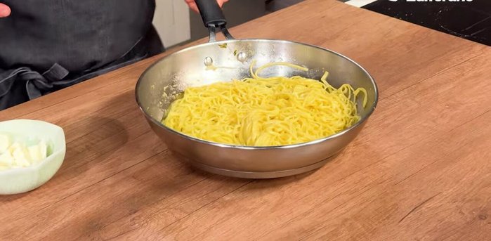 Cream the pasta with the remaining butter. Add more water if needed.