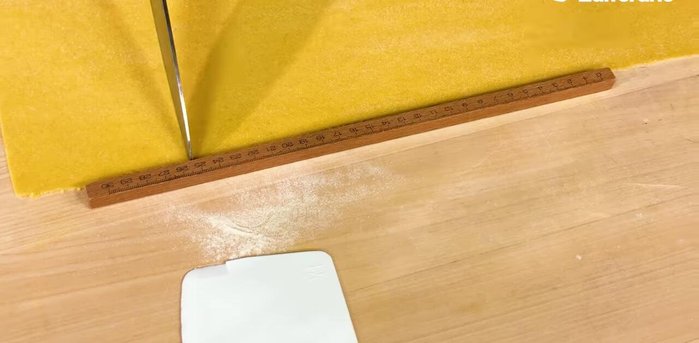 Cut out rectangles of 25cm length and 2mm thickness. Sprinkle with semolina, fold in the center multiple times to create nests.