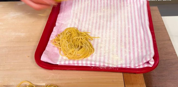 Arrange the nests on a tray dusted with semolina.