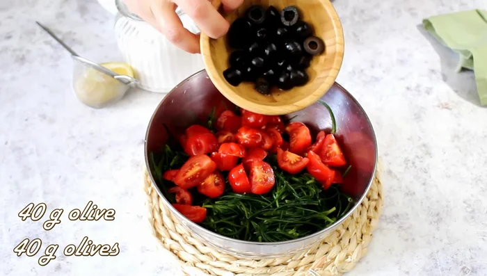 Assemble the salad: In a bowl, combine the cooled agretti, chopped cherry tomatoes, olives, salt, olive oil, lemon juice, oregano, and the toasted breadcrumbs.