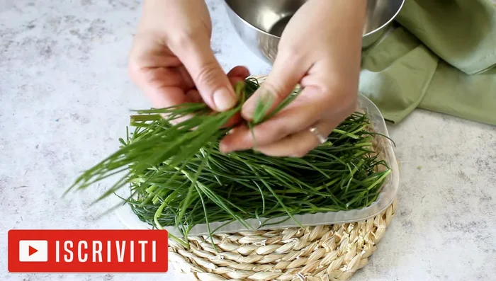 Clean the agretti: remove the roots and hard stems, leaving only the tender tufts at the top. Rinse thoroughly.