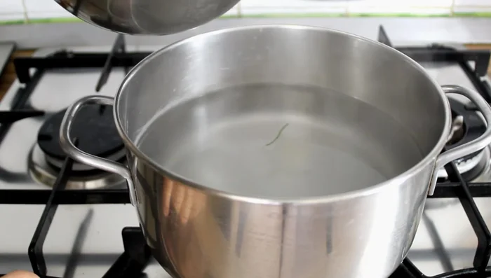 Boil the agretti: Bring water to a boil, add the agretti, and cook for 3 minutes.