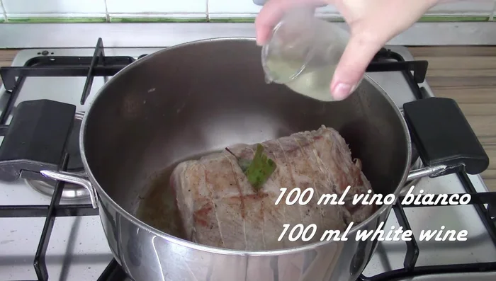 Deglaze the pan with 100 ml of white wine, letting the alcohol evaporate on high heat.