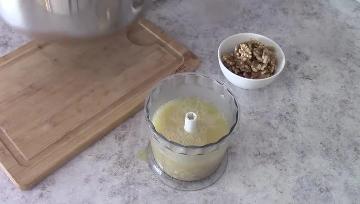 In a mixer, blend the sauce with 80g of walnut kernels.