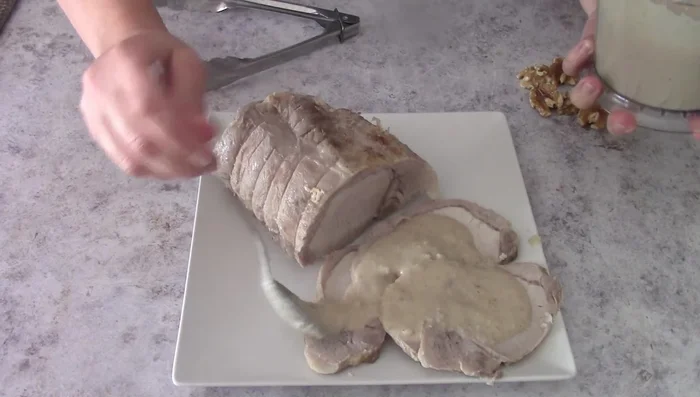 Soak the sliced pork loin in the walnut sauce and serve.
