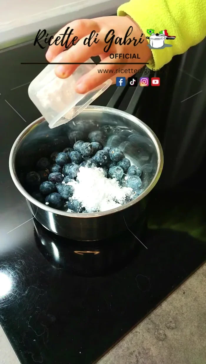 Add 25g of icing sugar and lemon juice to the blueberries.