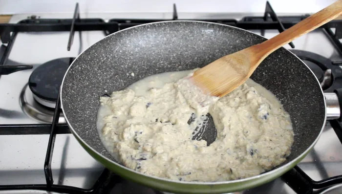 Add the pasta to the eggplant cream, along with a little pasta water to adjust the consistency. Mix well.