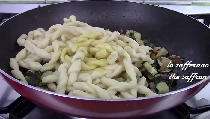 Add cooked pasta to the pan with the courgettes. Stir in the saffron water and mix well.
