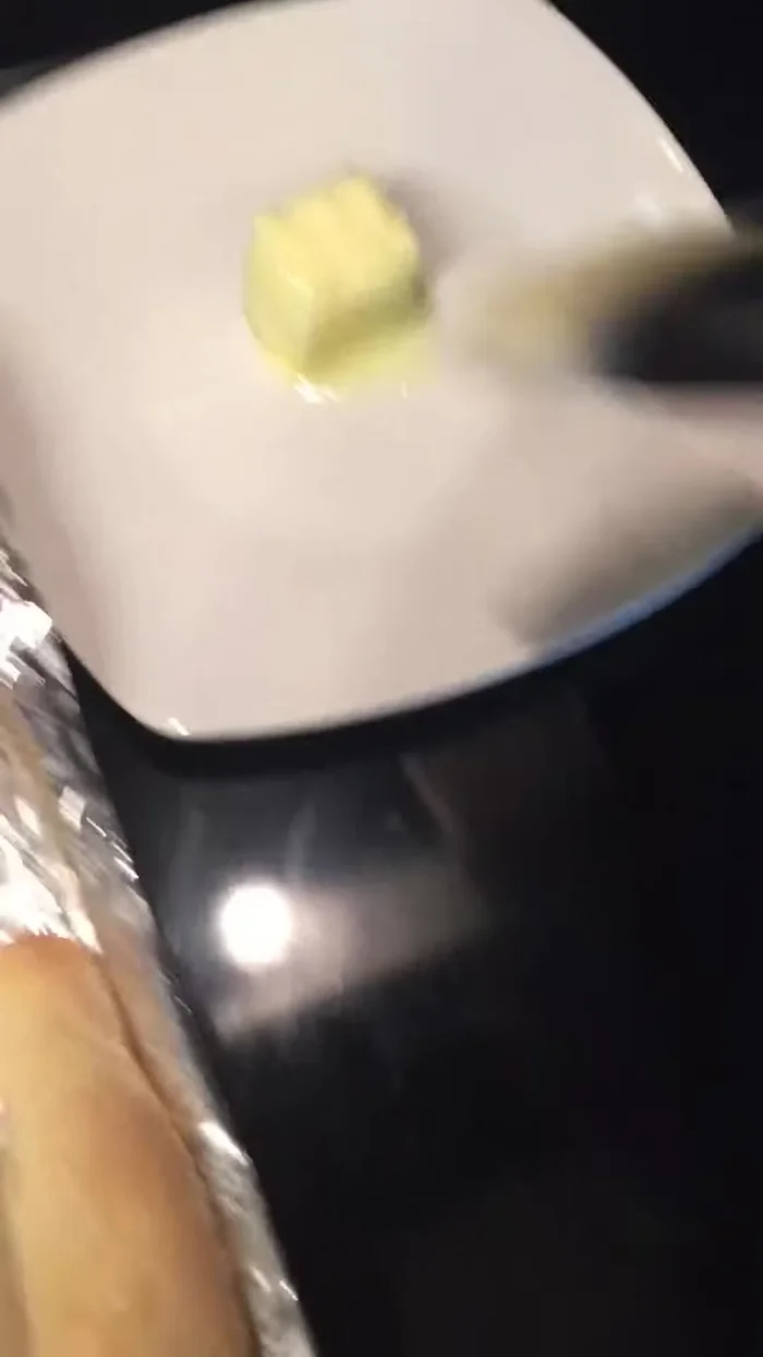 Butter the bread evenly.