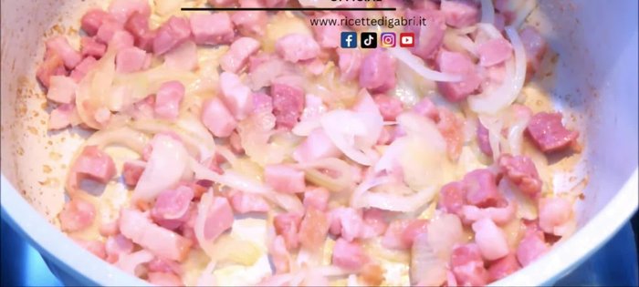 Don't worry about adding onion; this isn't traditional pasta alla matriciana, it's my version of risotto alla matriciana.