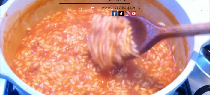 The rice is almost ready. Turn off the heat, cover and let rest for more or less 2 minutes.