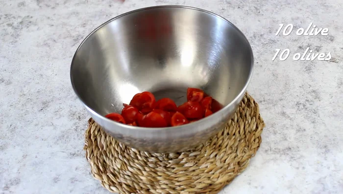 Combine the cold pasta, cherry tomatoes, and courgette cream. Refrigerate until serving.