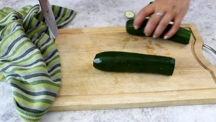 Remove the tips from the courgettes and chop into small pieces. Sauté in a pan with a pinch of salt and a drizzle of oil for 10 minutes without adding water.
