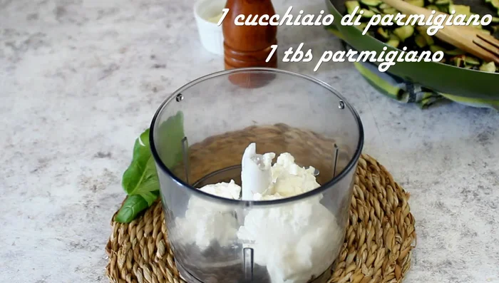 Prepare the courgette cream: Blend ricotta, parmesan, sautéed courgettes, pepper, basil, and a spoonful of water until smooth.