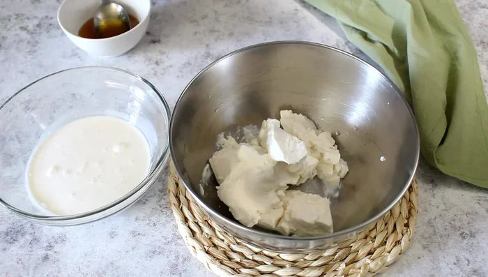 In a bowl, combine 200g of cow's ricotta, 150g of plain Greek yogurt, 80g of honey, and 1 teaspoon of orange zest. Mix well.