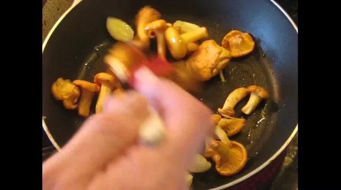 Add chanterelle mushrooms and fry until tender.