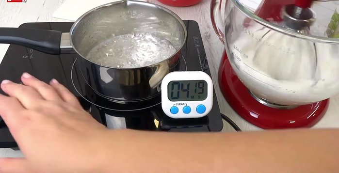 Meanwhile, in a mixer bowl, beat 100g egg whites with vanilla sugar at high speed.