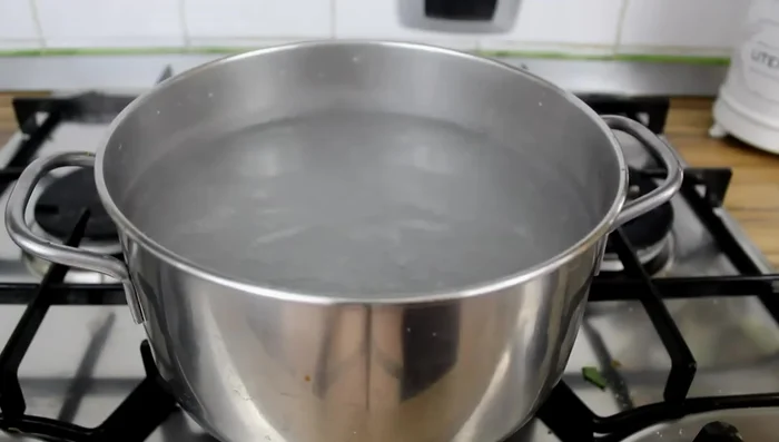 Cook the pasta: Boil water, add salt, and cook 320g of short pasta (al dente). Drain and add to the aubergine sauce. Mix well.
